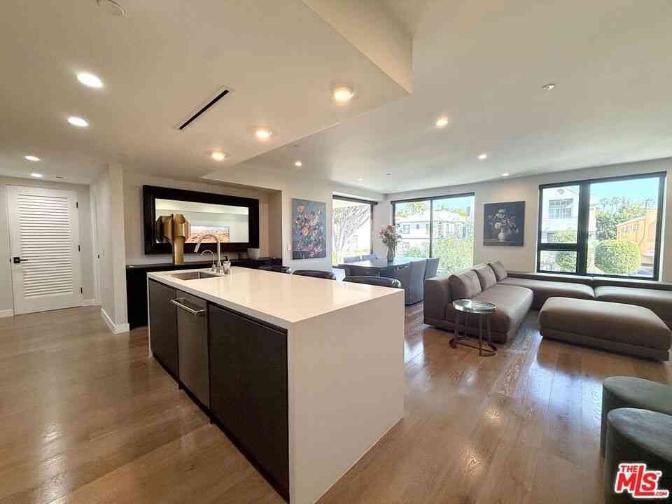 Condo For Sale - 1017 N Croft Avenue #201<br/> Los Angeles, CA 90069