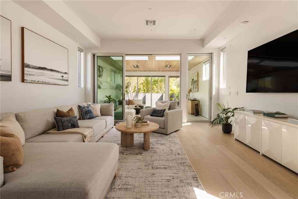 Homes For Sale - 664 Rosecrans Avenue<br/> Manhattan Beach, CA 90266
