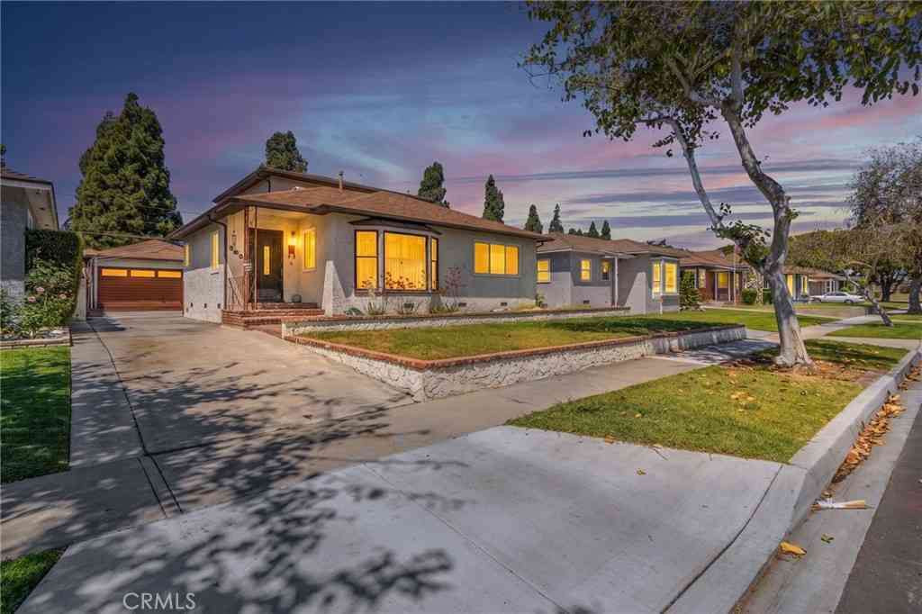 Homes For Sale - 5635 Dunrobin<br/> Lakewood, CA 90713