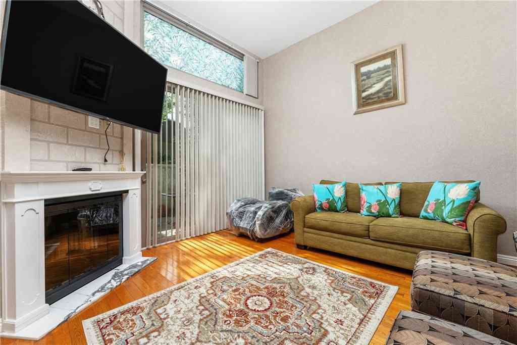 Townhouse For Sale - 6201 Shoup #75<br/> Woodland Hills, CA 91367