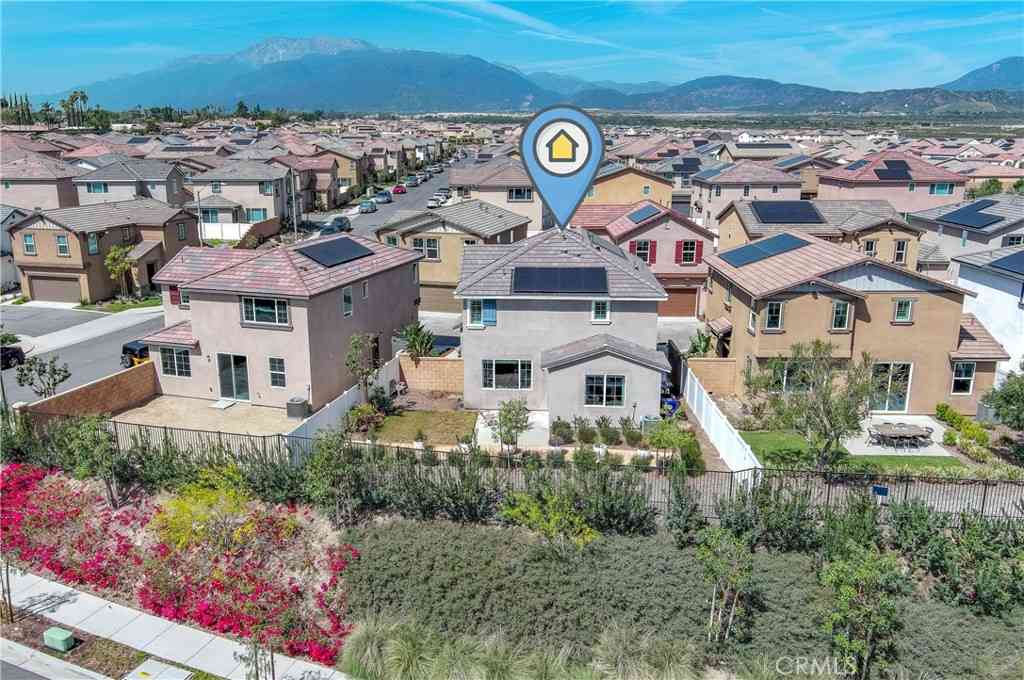 Townhouse For Sale - 2431 Gunner Ridge Way<br/> Rialto, CA 92377