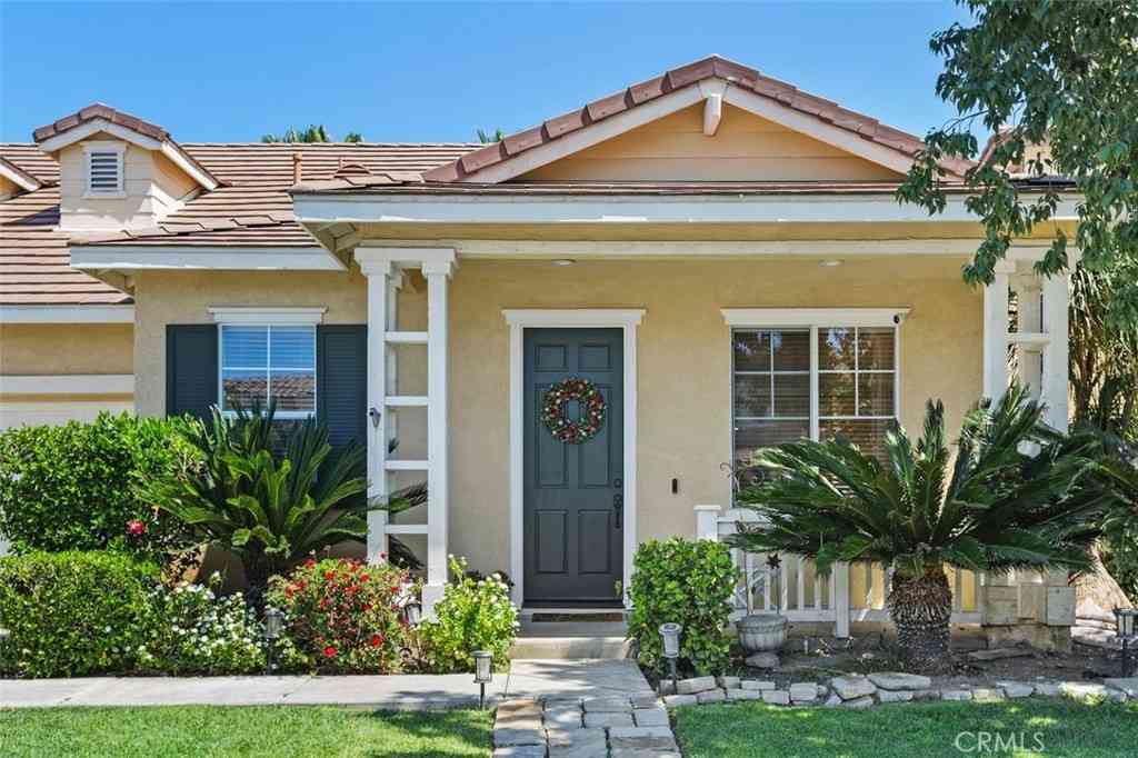 Homes For Sale - 4255 Pondhill Court<br/> Riverside, CA 92505