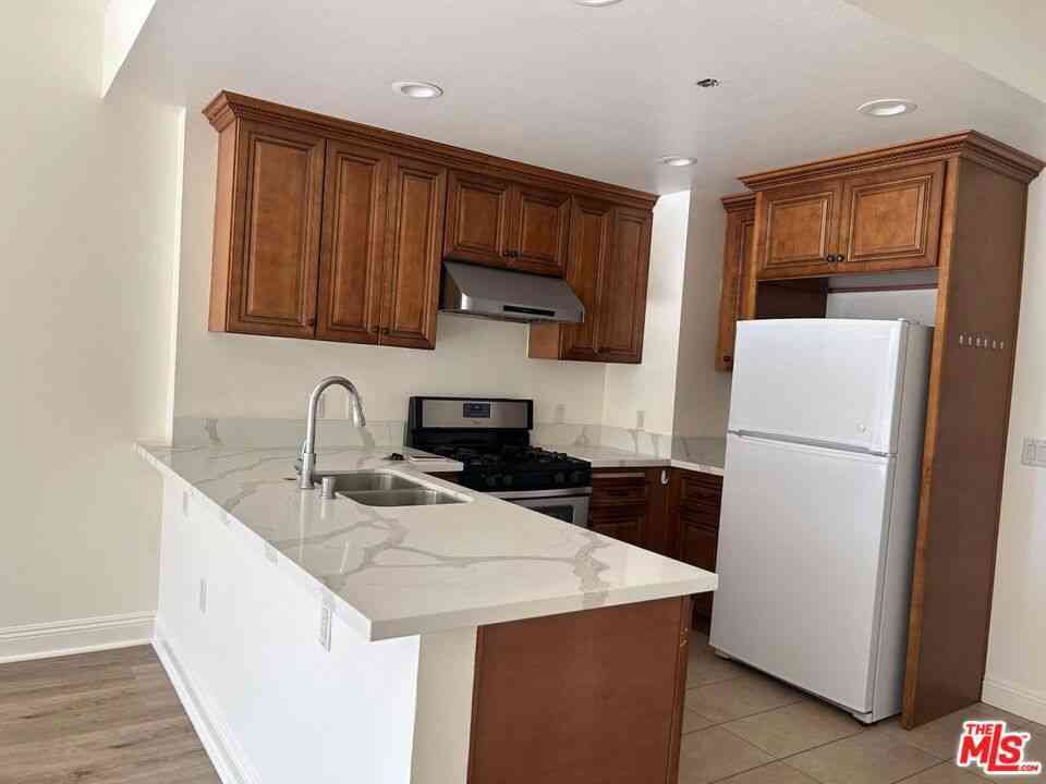 Condo For Rent - 345 S Gramercy Place #210<br/> Los Angeles, CA 90020