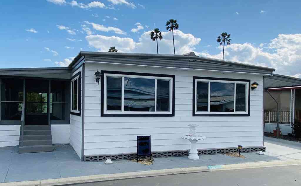 Mobile Home For Sale - 601 N Kirby Street #102<br/> Hemet, CA 92545