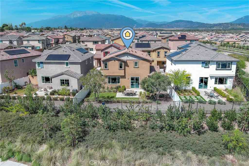 Townhouse For Sale - 2433 Gunner Ridge Way<br/> Rialto, CA 92377