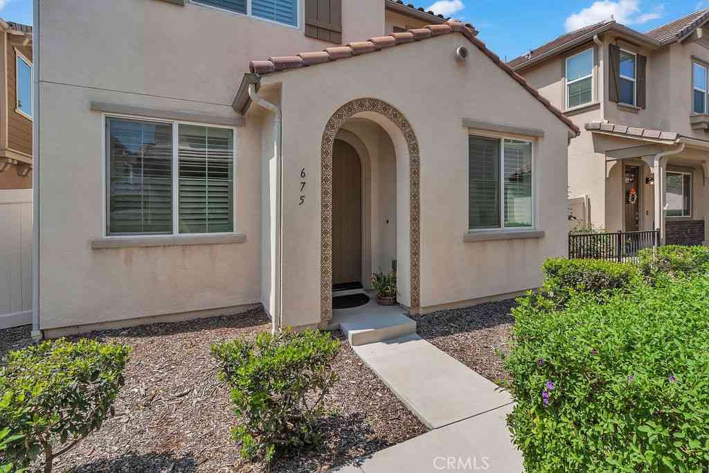 Townhouse For Sale - 675 S Mandarin<br/> Rialto, CA 92376