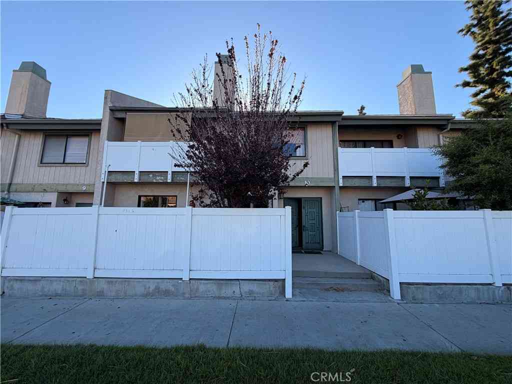 Townhouse For Sale - 8341 De Soto #10<br/> Canoga Park, CA 91304
