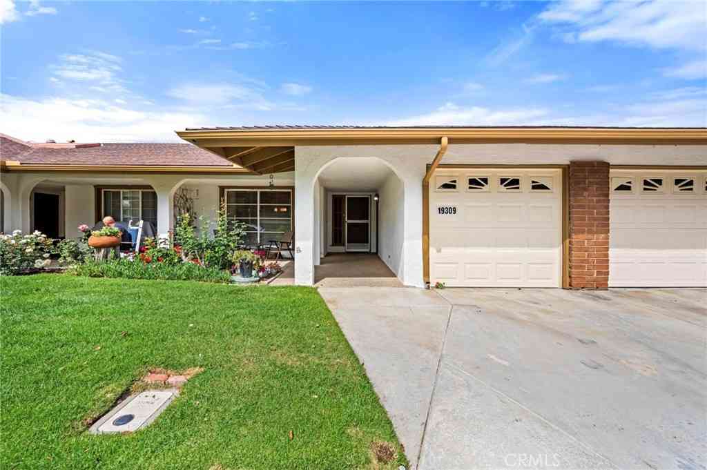 Homes For Sale - 19309 Flowers Court<br/> Newhall, CA 91321