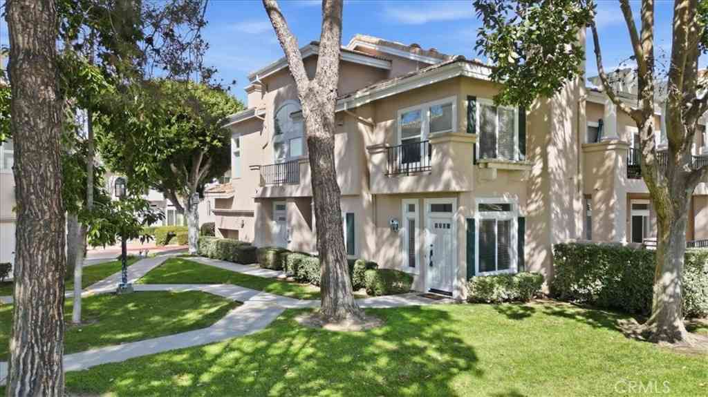 Townhouse For Sale - 7254 Shoreline Drive #131<br/> San Diego, CA 92122