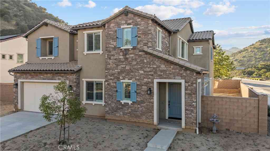 Homes For Sale - 8327 N Mariposa Court<br/> Canoga Park, CA 91304