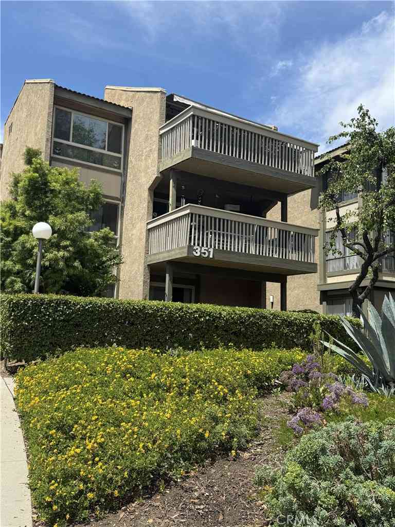 Condo For Sale - 351 Chestnut Hill Court #16<br/> Ventura County, Thousand Oaks, CA 91360