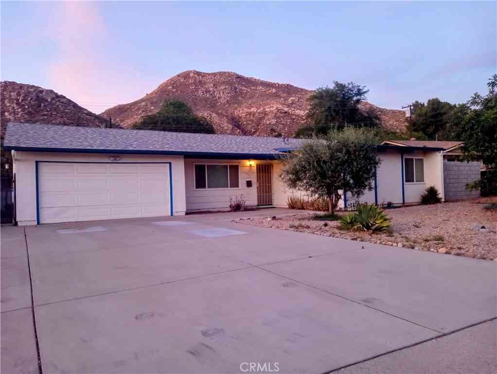 Homes For Sale - 657 Glenhill Drive<br/> Riverside, CA 92507