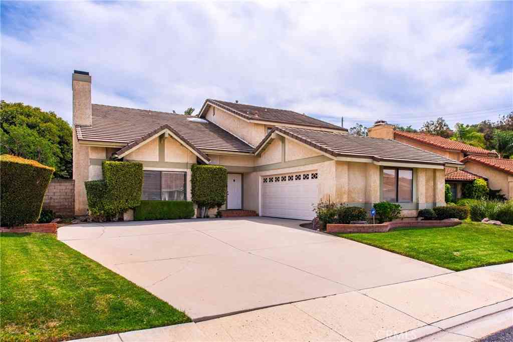 Homes For Sale - 13792 Christian Barrett Drive<br/> Ventura County, Moorpark, CA 93021