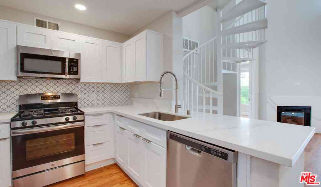 Condo For Rent - 5553 W 6th Street #2-412<br/> Los Angeles, CA 90036