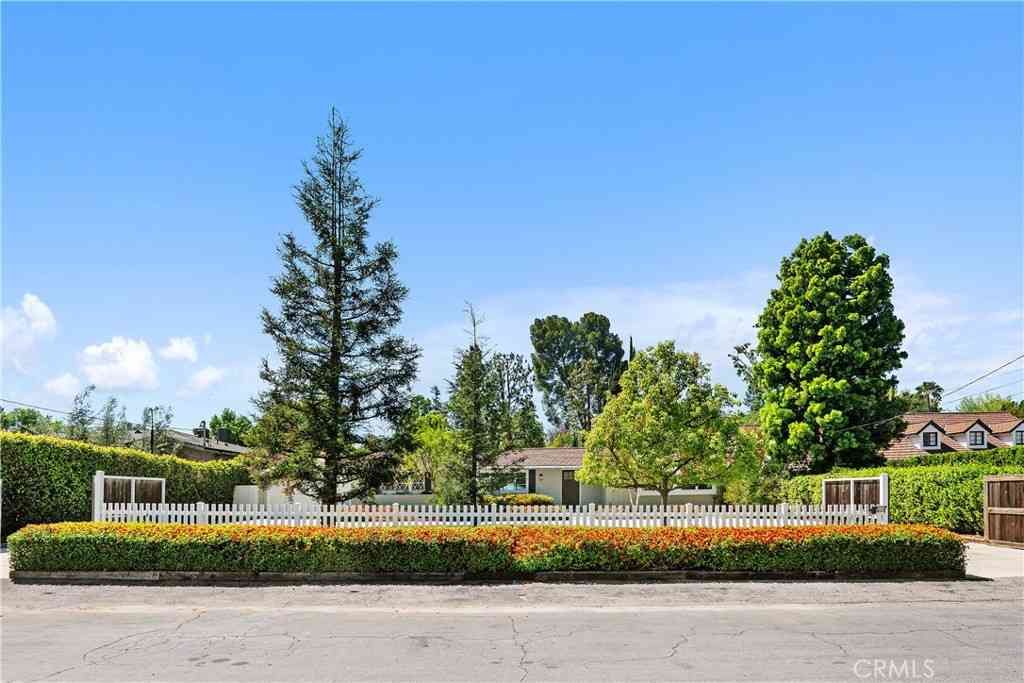 Homes For Sale - 5823 Lubao Avenue<br/> Woodland Hills, CA 91367