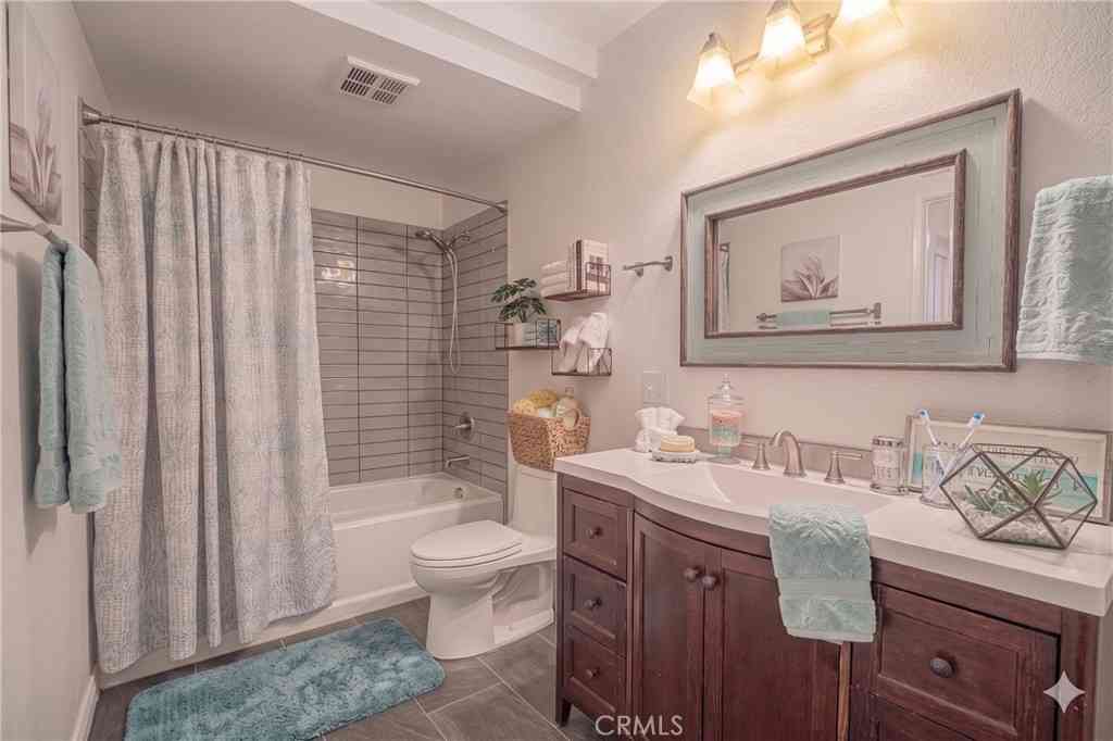 Condo For Sale - 1342 E Hillcrest #17<br/> Ventura County, Thousand Oaks, CA 91362