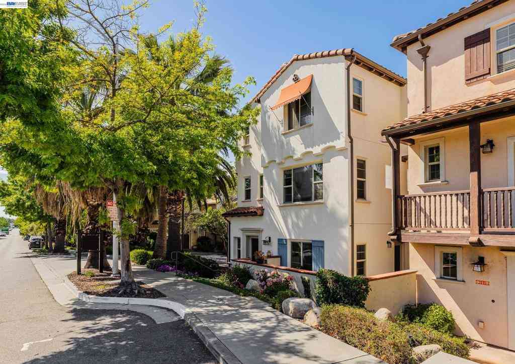 Homes For Sale - 908 Smith Ln<br/> Milpitas, CA 95035
