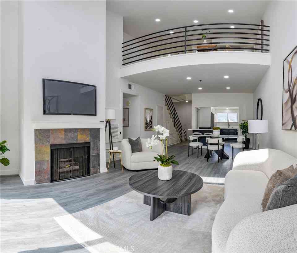 Condo For Sale - 2915 Montrose Avenue #525<br/> Glendale, CA 91214