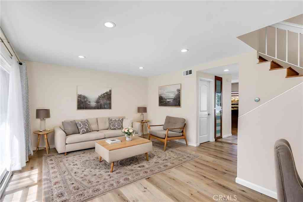 Townhouse For Sale - 26415 Waterford Circle<br/> Orange County, Lake Forest, CA 92630