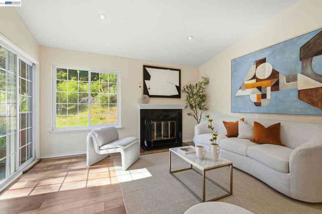 Condo For Sale - 515 Canyon Oaks Dr #F<br/> Oakland, CA 94605