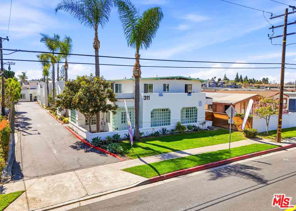Homes For Sale - 311 W Wilson Street<br/> Costa Mesa, CA 92627