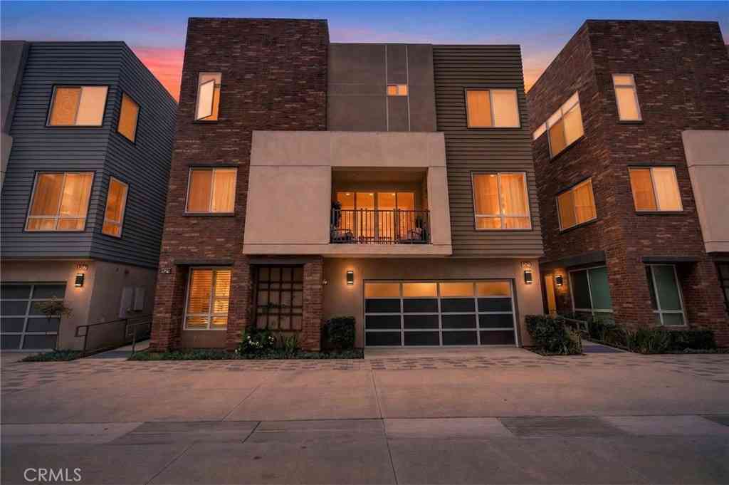 Condo For Sale - 821 Brickyard<br/> Costa Mesa, CA 92627