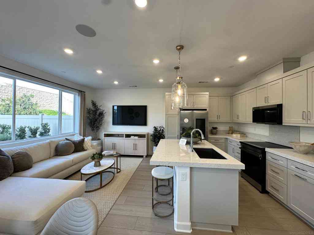 Townhouse For Rent - 2186 Tributary Rd<br/> Chula Vista, CA 91913