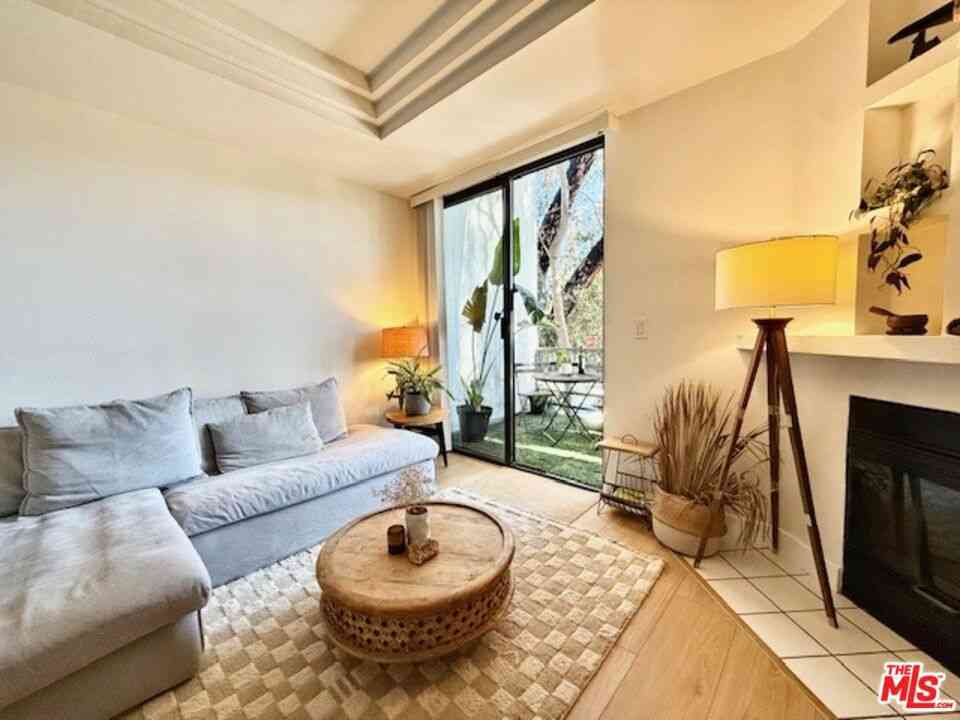 Condo For Sale - 2500 Abbot Kinney Boulevard #6<br/> Venice, CA 90291