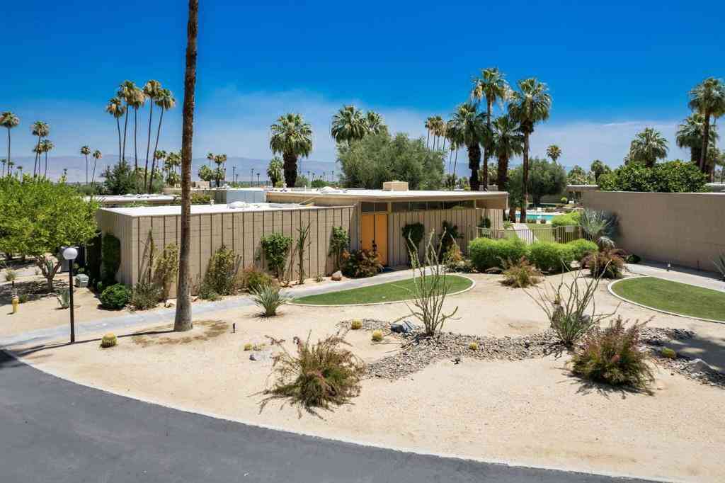 Condo For Sale - 72915 El Paseo #615<br/> Palm Desert, CA 92260