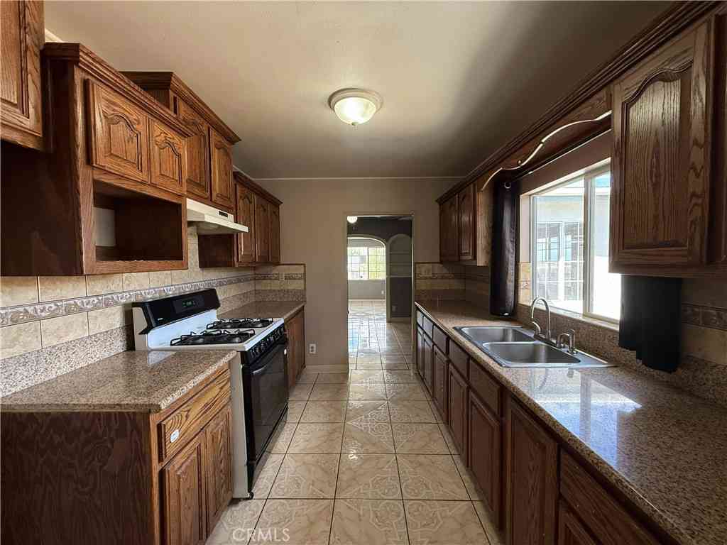 Homes For Sale - 407 E Street<br/> Kern County, Taft, CA 93268