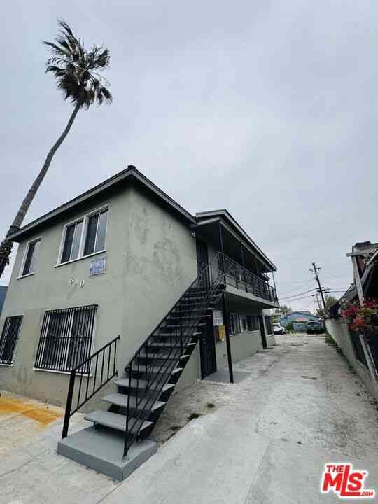 Condo For Rent - 810 W 62nd Street #4<br/> Los Angeles, CA 90044