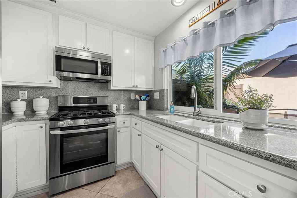 Townhouse For Sale - 1416 N Stoneyhaven Lane<br/> Anaheim, CA 92801