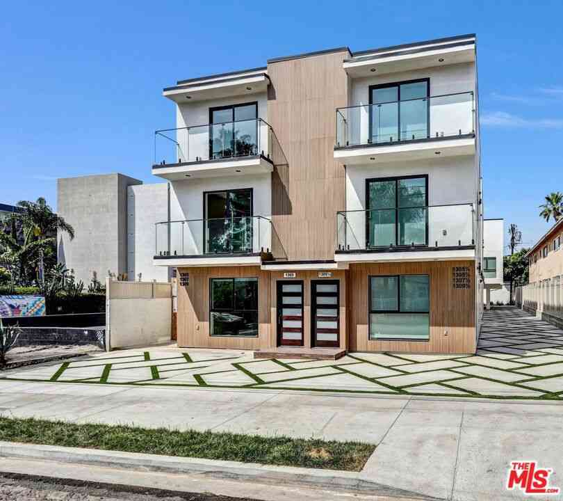 Condo For Rent - 1305 N Sycamore Avenue #1305<br/> Los Angeles, CA 90028
