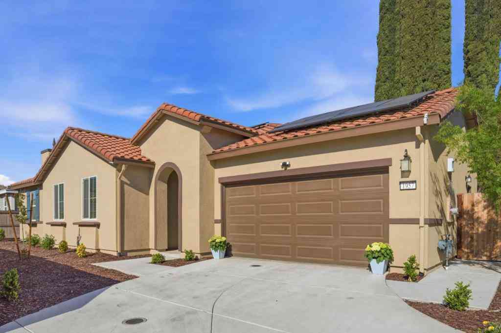 Homes For Sale - 1957 Apiary Way<br/> Stanislaus County, Hughson, CA 95326