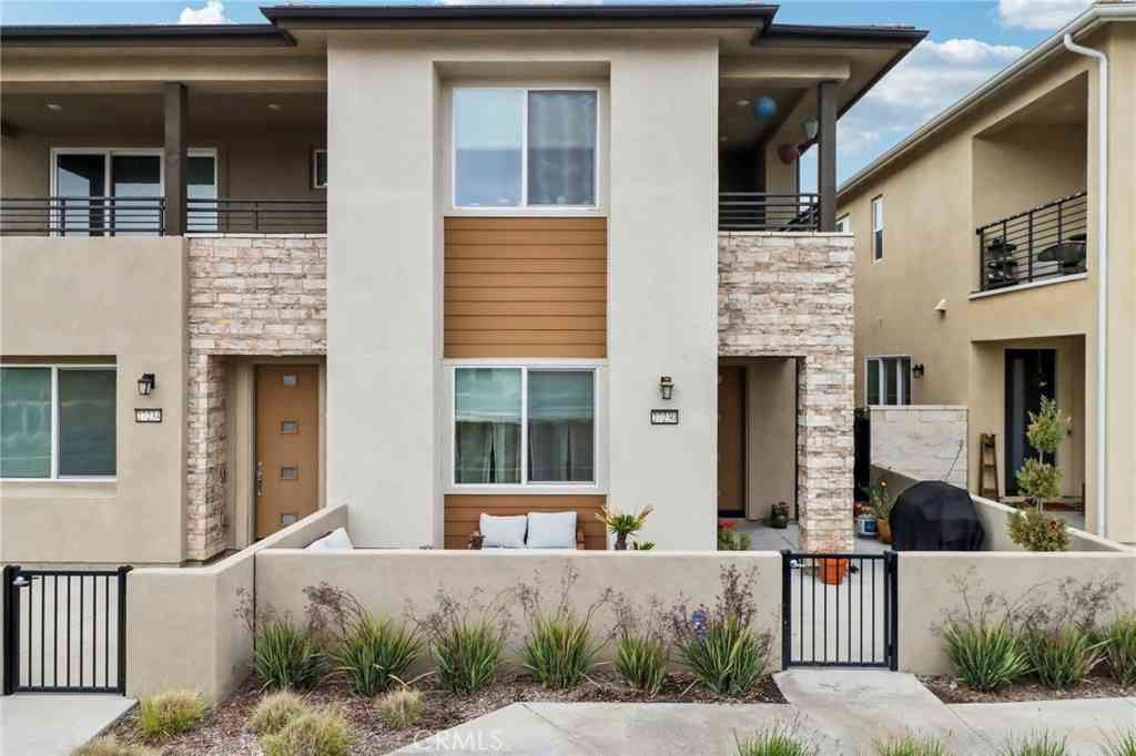 Townhouse For Sale - 27230 Red Willow Court<br/> Valencia, CA 91381