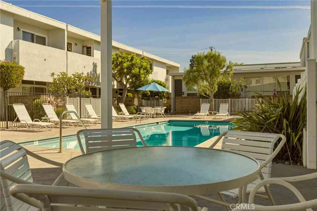 Condo For Sale - 4331 W Sarah Street #10<br/> Burbank, CA 91505