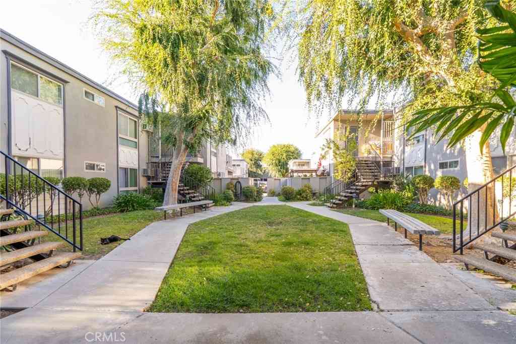 Homes For Sale - 6041 Fountain Park Street #9<br/> Los Angeles County, Woodland Hills, CA 91367