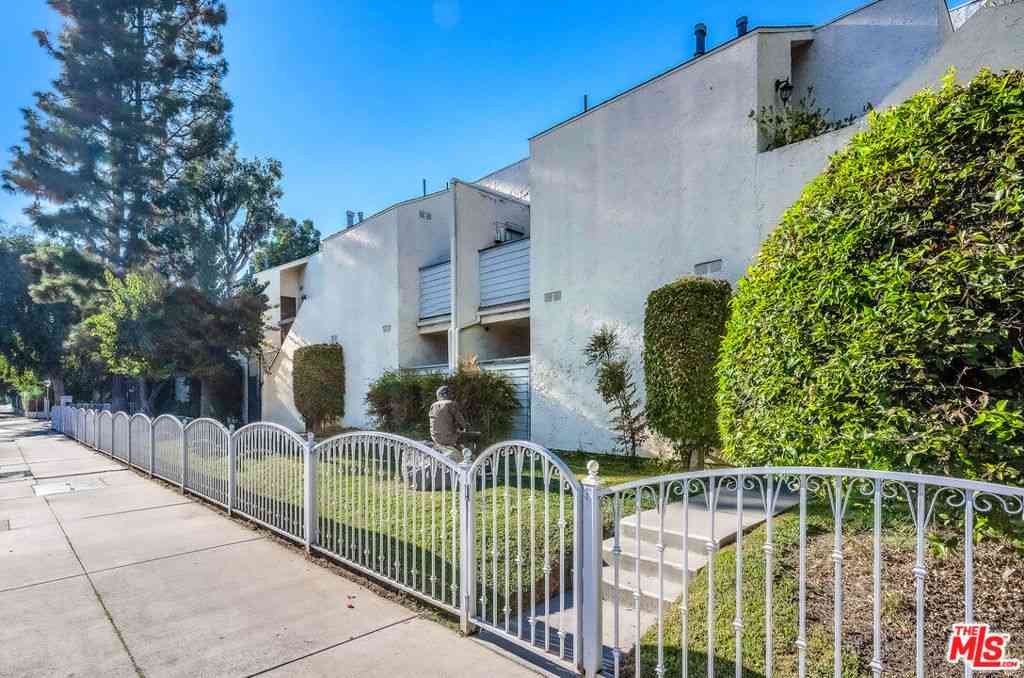 Condo For Sale - 18411 Hatteras Street #114<br/> Tarzana, CA 91356