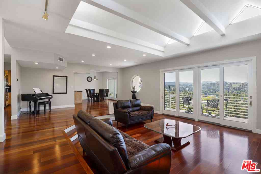 Homes For Sale - 5045 Calatrana Drive<br/> Los Angeles County, Woodland Hills, CA 91364