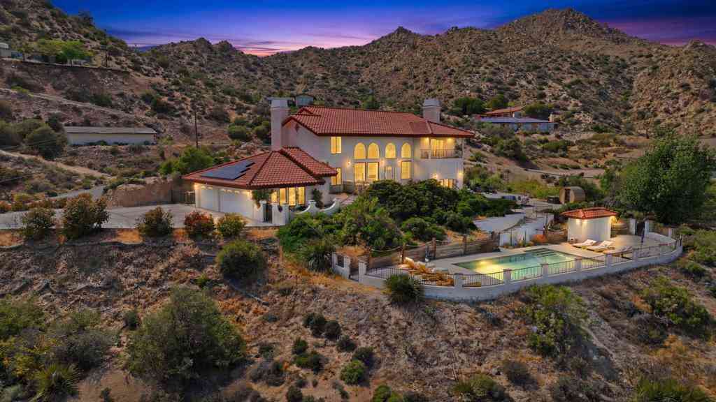 Homes For Sale - 53806 Ridge Road<br/> San Bernardino County, Yucca Valley, CA 92284