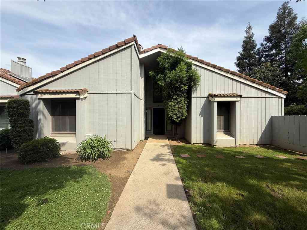 Townhouse For Sale - 1854 Cougar Lane<br/> Clovis, CA 93611