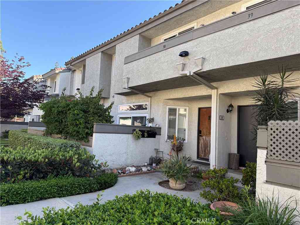 Townhouse For Sale - 38 Brownfield Lane<br/> Pomona, CA 91766