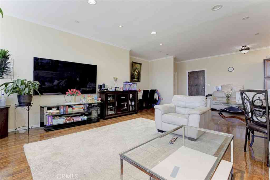 Condo For Sale - 13941 Sherman Way Boulevard #401<br/> Van Nuys, CA 91405