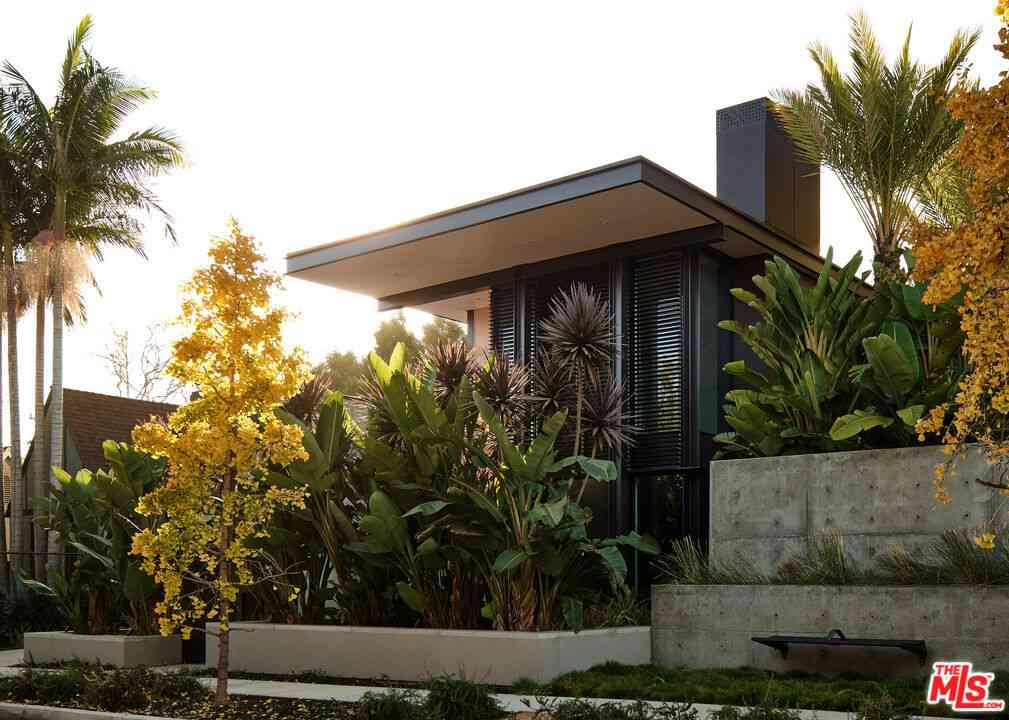 Condo For Sale - 8850 Rosewood Avenue<br/> West Hollywood, CA 90048
