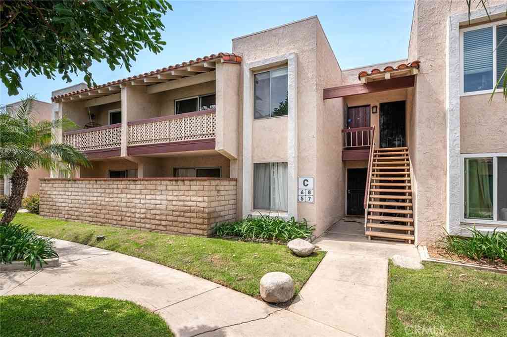 Condo For Sale - 700 W La Veta<br/> Orange, CA 92868