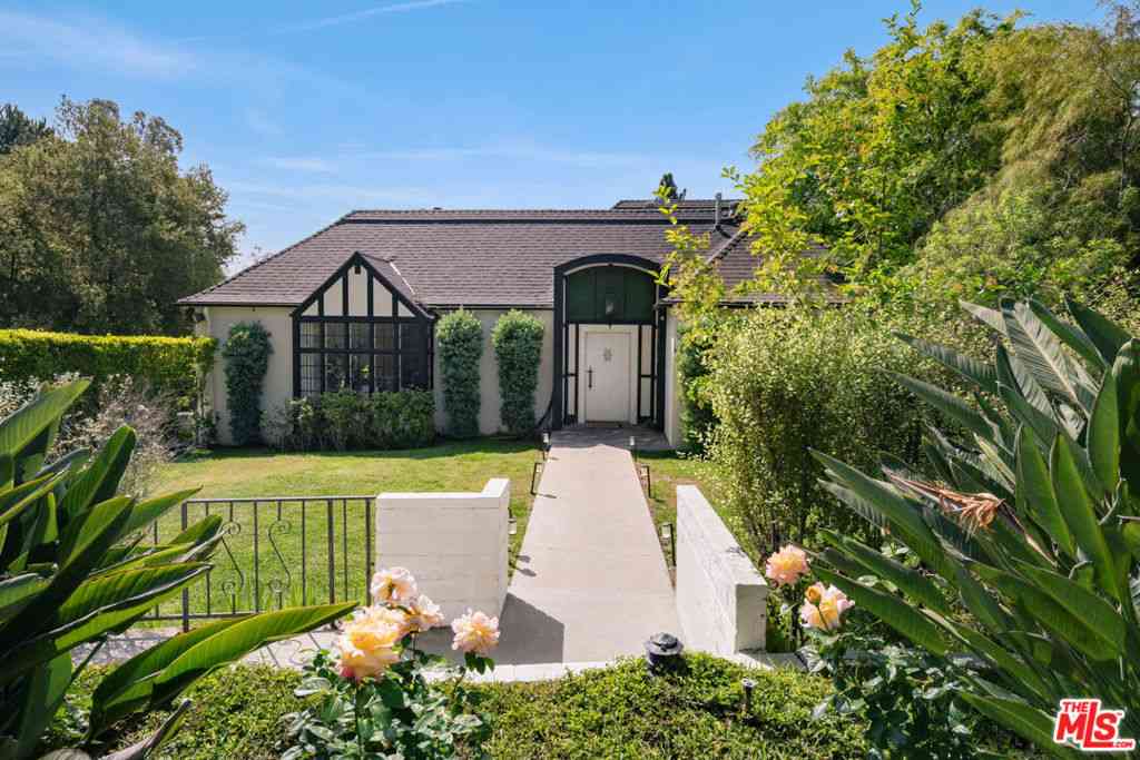 Homes For Sale - 690 Westgate Street<br/> Los Angeles County, Pasadena, CA 91103