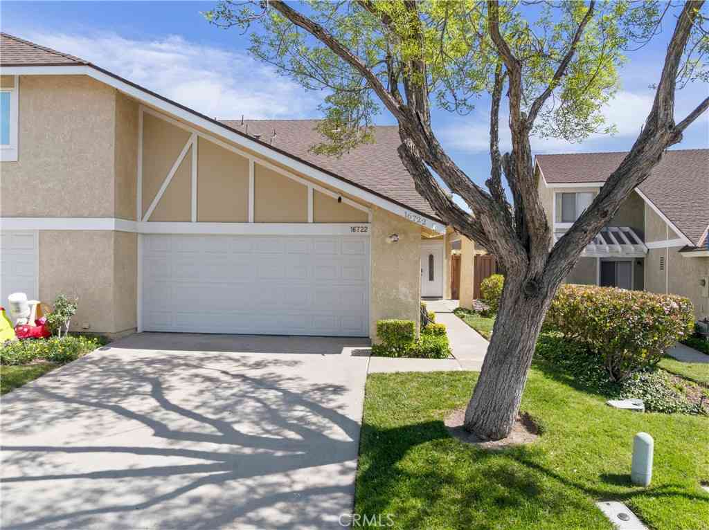 Condo For Sale - 16722 Shinedale Drive<br/> Canyon Country, CA 91387