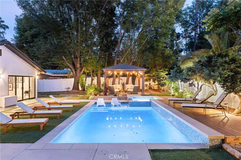 Homes For Sale - 4755 Degovia Avenue<br/> Los Angeles County, Woodland Hills, CA 91364