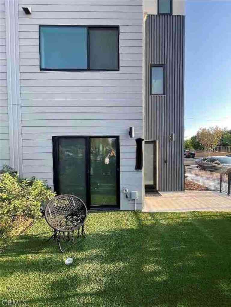 Townhouse For Rent - 11326 Victory Blvd<br/> Los Angeles County, North Hollywood, CA 91606