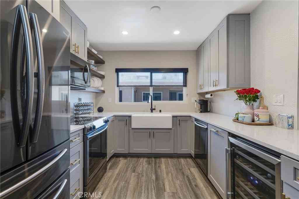 Condo For Sale - 5232 Corteen Pl #17<br/> Valley Village, CA 91607